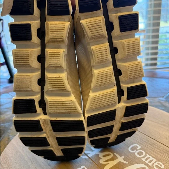 On Cloud Running Athletic Shoes - Picture 7 of 8